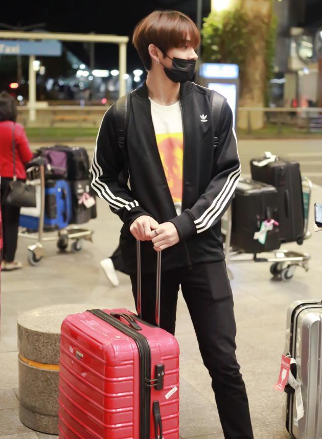 跑男成员黄旭熙长了张混血脸搭配的衣服也很时尚好看爱了