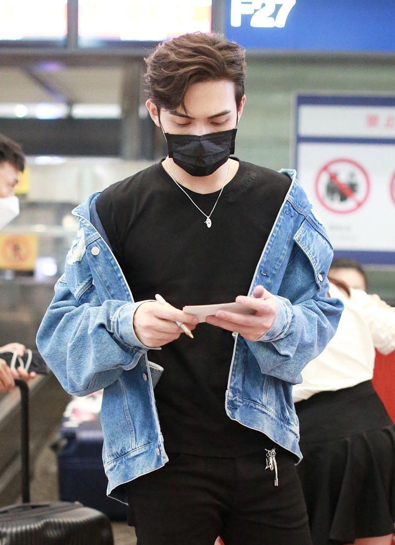 张彬彬牛仔外套穿得随意内搭一身黑男友力爆棚活力满满