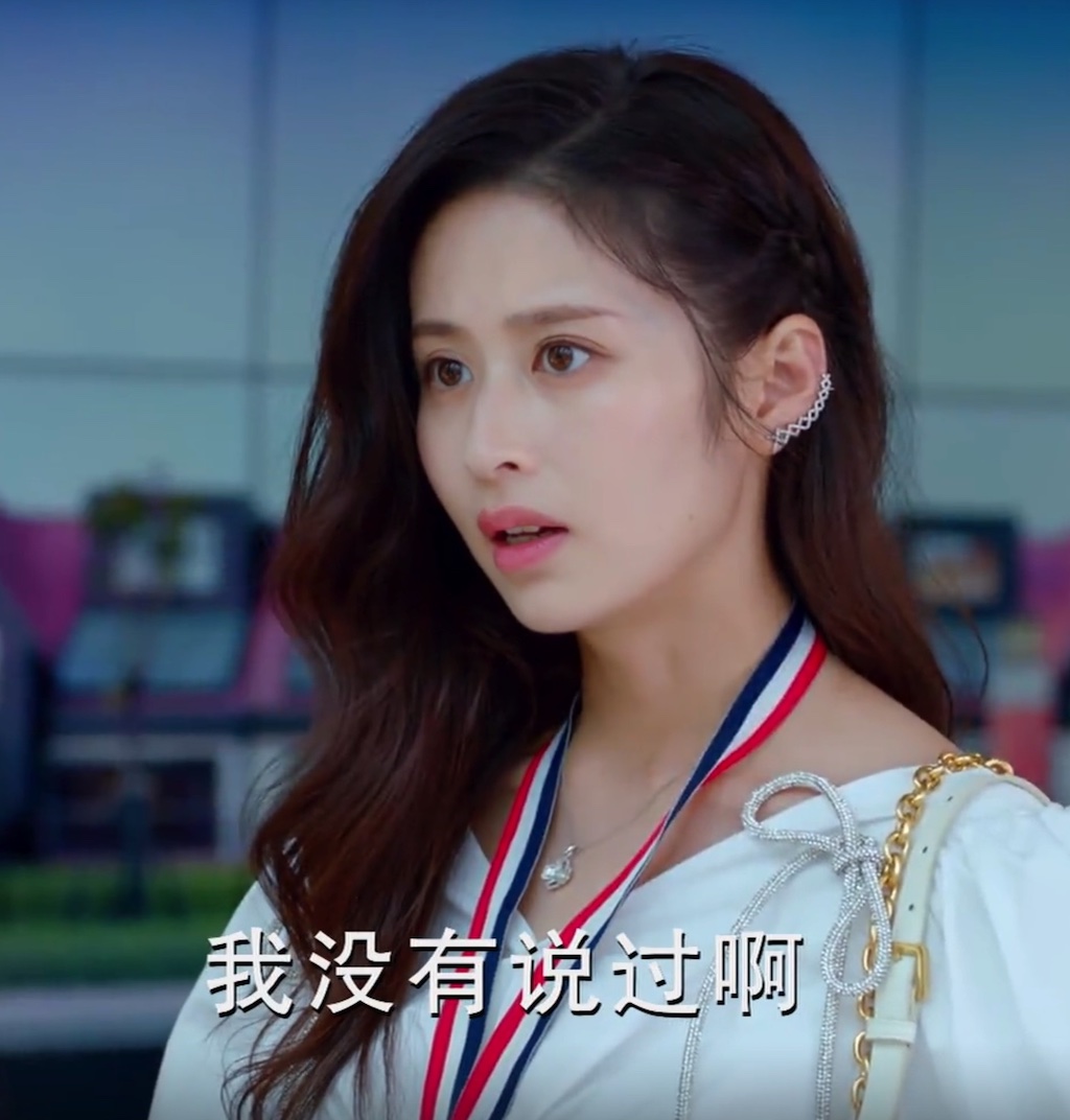 林芸芸跟让新月跟小朋友们说不要跟奚望玩,他的病会传染