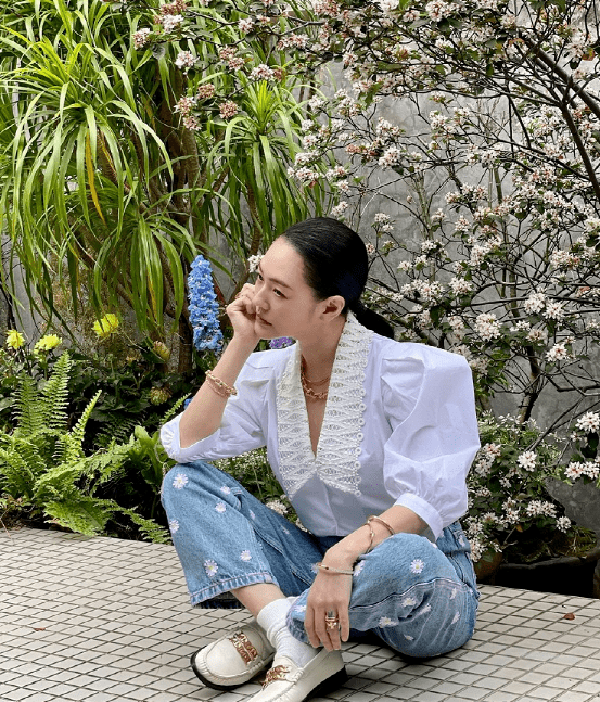 徐熙娣可是个宝藏女孩呢侧拍花絮图都是巨星范眼神特有杀伤力