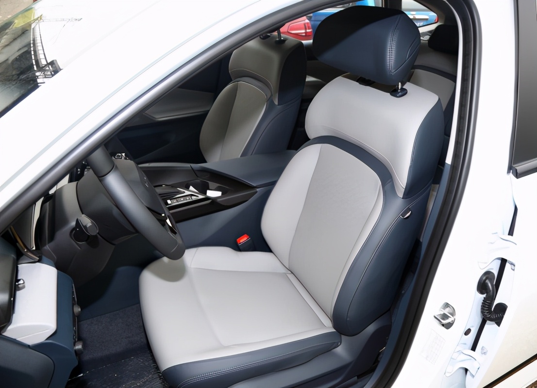 (新宝骏rc-5内饰及座椅设计)官方数据显示,新宝骏rc-5搭载1.