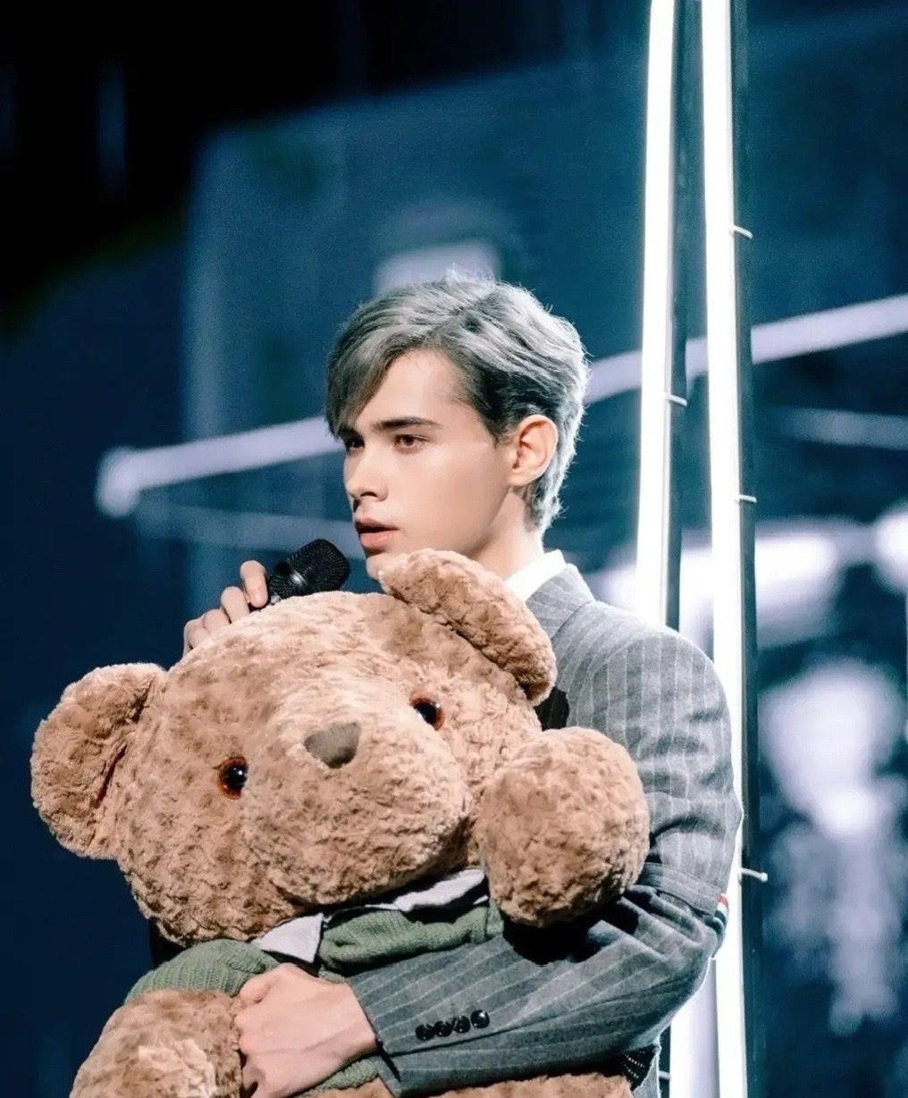 原创利路修上班和下班的分别网友这就是说自己膝盖废了的利老师