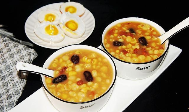 大碴子粥咸鹅蛋绝配,东北人就爱这一口,润肠通便不长胖_小苏打