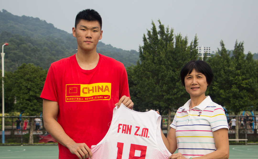 范子铭身高210cm,在cba赛场更多的是打内线.