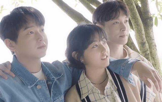 张子枫真不愧是团宠,全家福紧挨黄磊 ,就连新海报都是主角_张艺兴