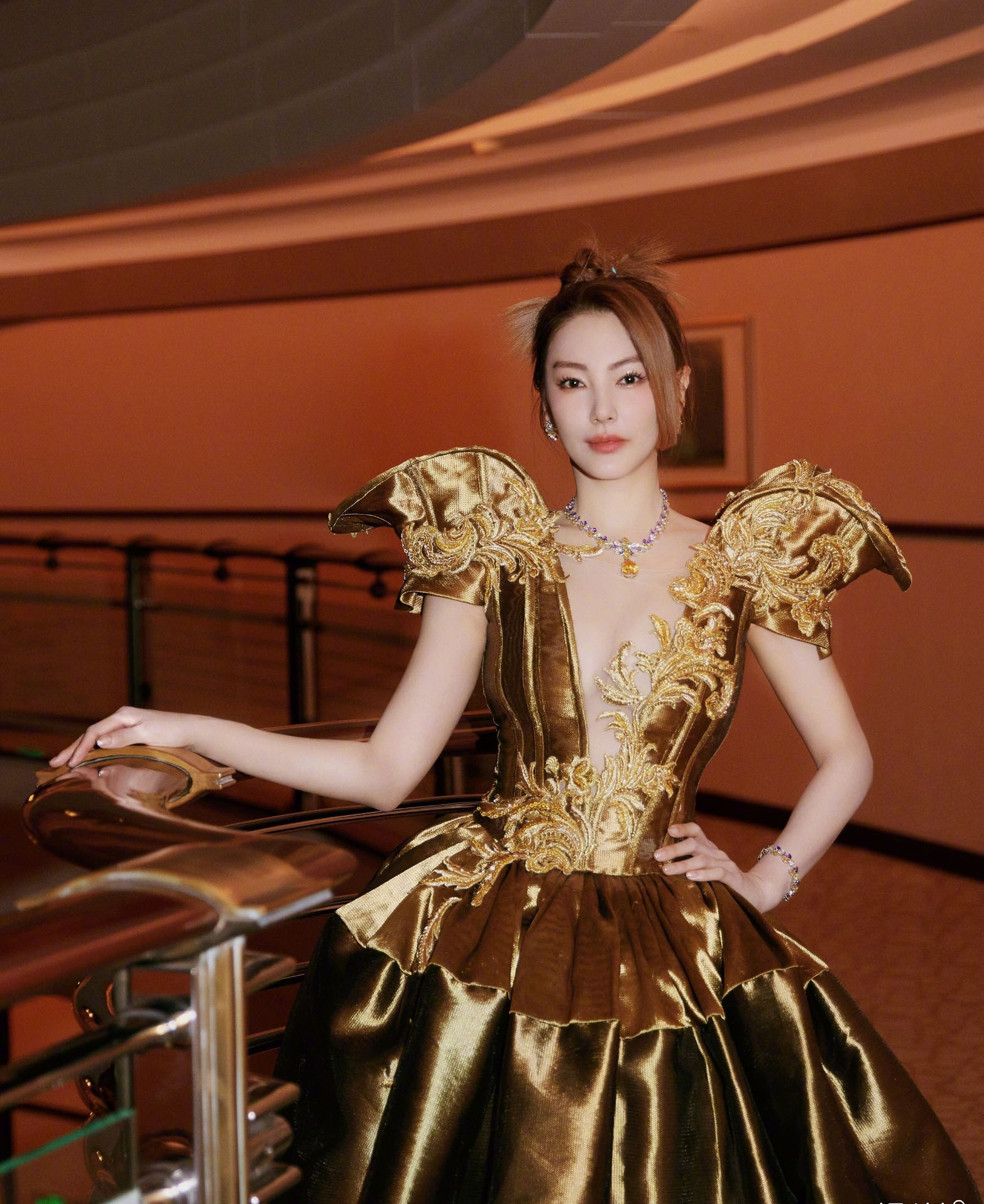 时尚文化大赏女星斗艳:刘诗诗轻盈如美人鱼,倪妮把假发穿身上