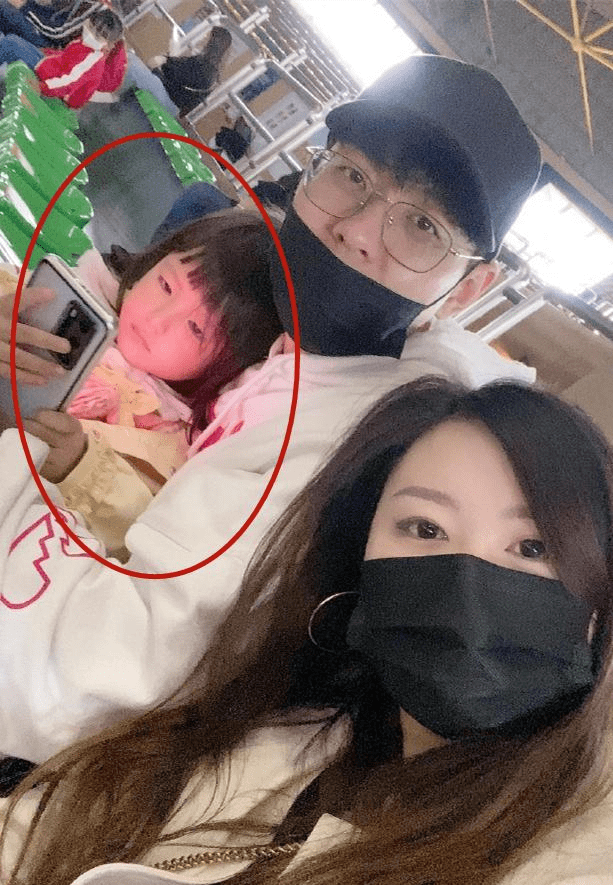 德云社靳鹤岚带女儿糯糯游玩,女明星糯糯睡觉的那一幕,真是可爱