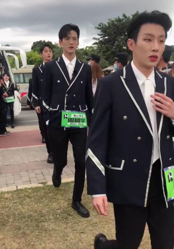 奥斯卡很爱化浓妆,导致大家都认为他的颜值很低,才需要靠这些东西来