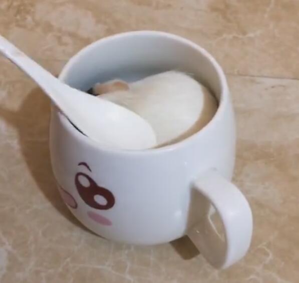 倉鼠被放進咖啡杯內，有黑色和白色，像黑白咖啡！ 萌趣萌寵 第2张
