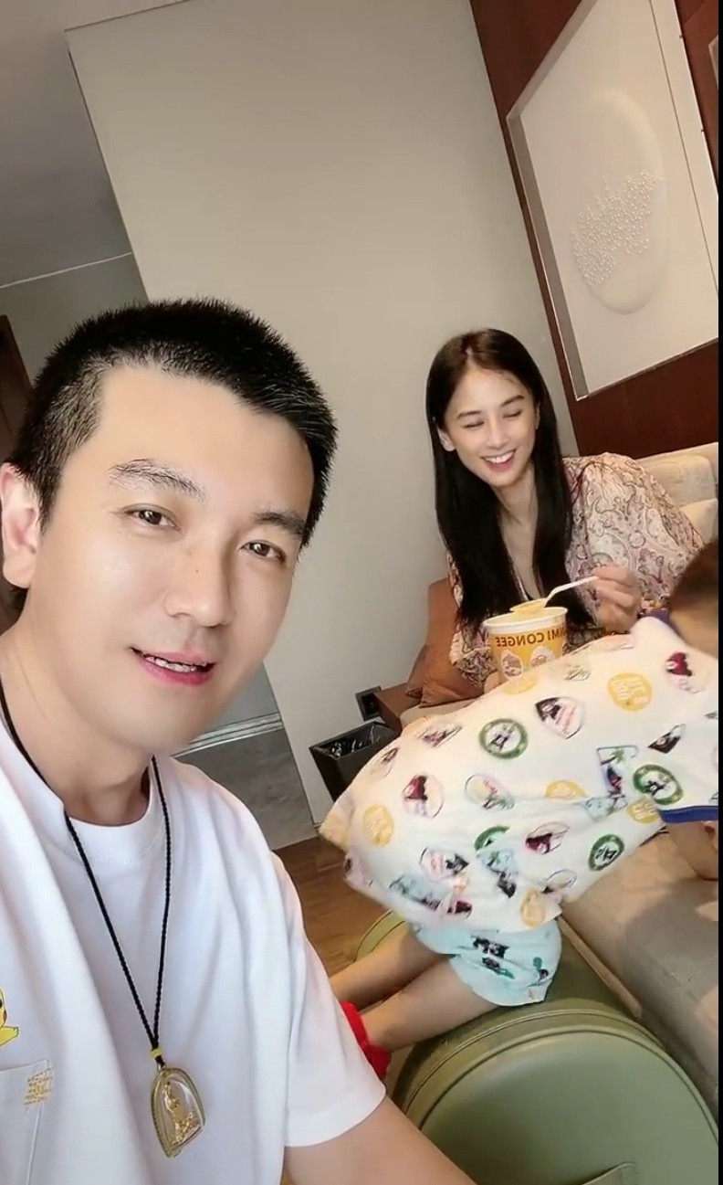 杨子调侃黄圣依当贤妻良母,给4岁小儿子喂粥,不见大儿子身影?