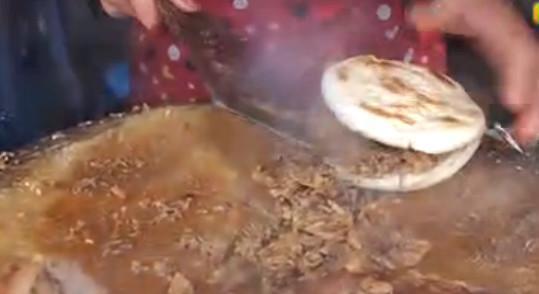 肉夹馍排行_西安排名第一的牛肉米线,一碗12块钱,每天排队等号才能吃到