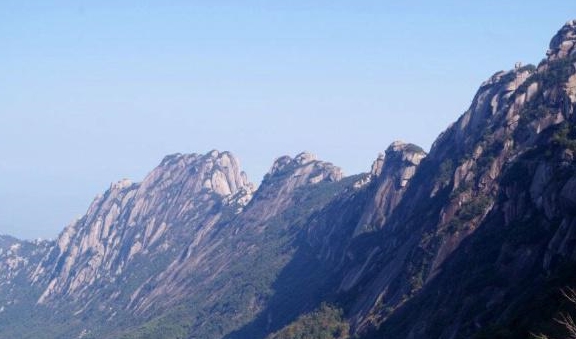 不是丹霞山，也不是龙虎山，江西藏着一处让人脸红的自然景观