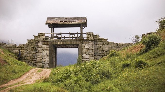 四川这座古城,号称"川版小瑞士",地下三国盂获宝藏至今成谜_孟获