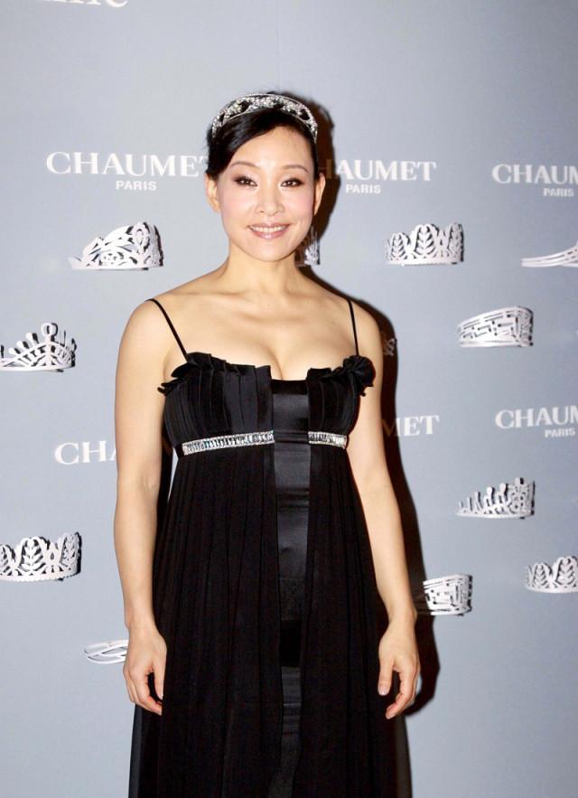 陈冲穿吊带裙秀性感身材肩带脱落露腋下赘肉也自信