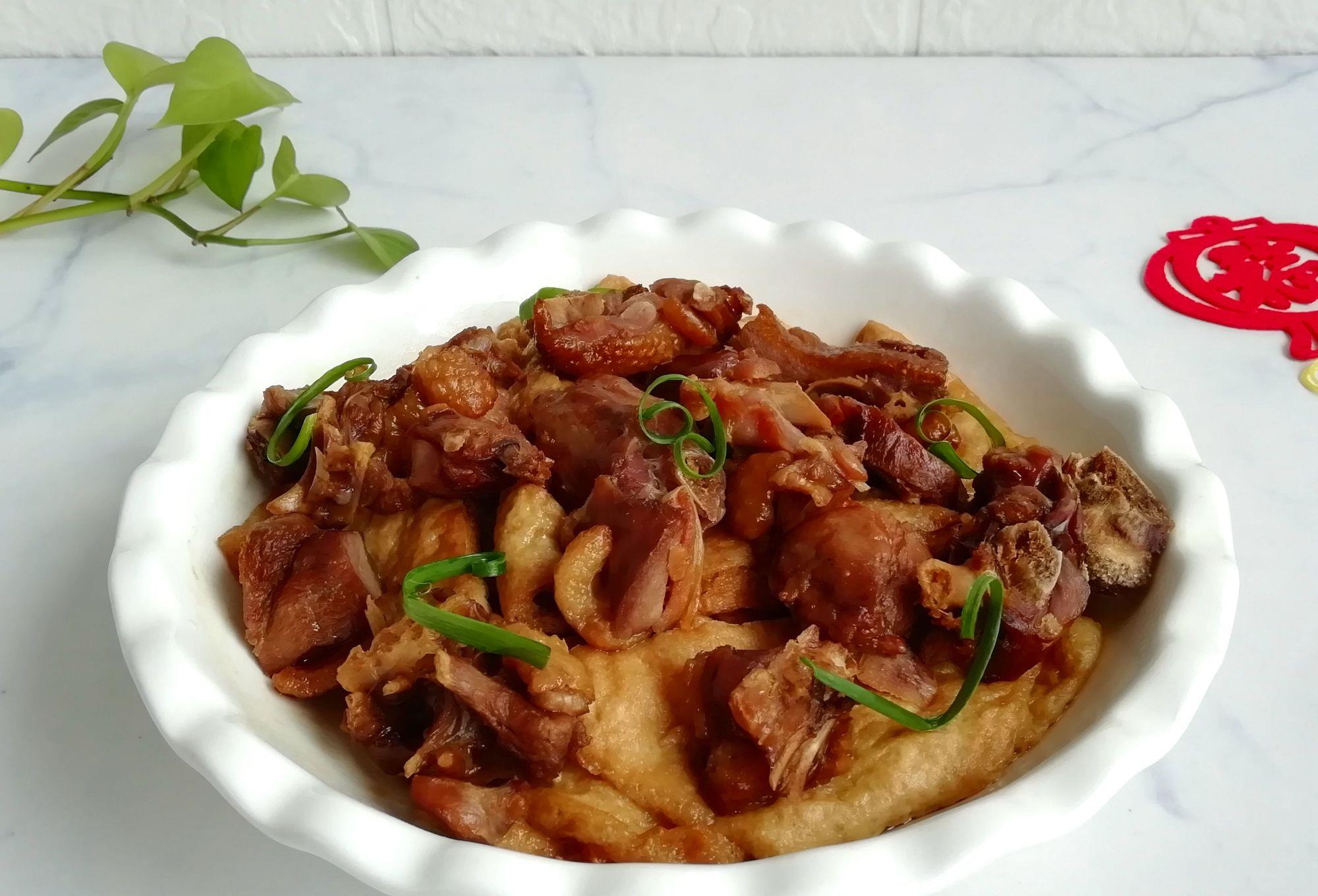 家里做的腊鸭油特多,所以婆婆每次蒸腊鸭时都会加一些油豆腐一起蒸