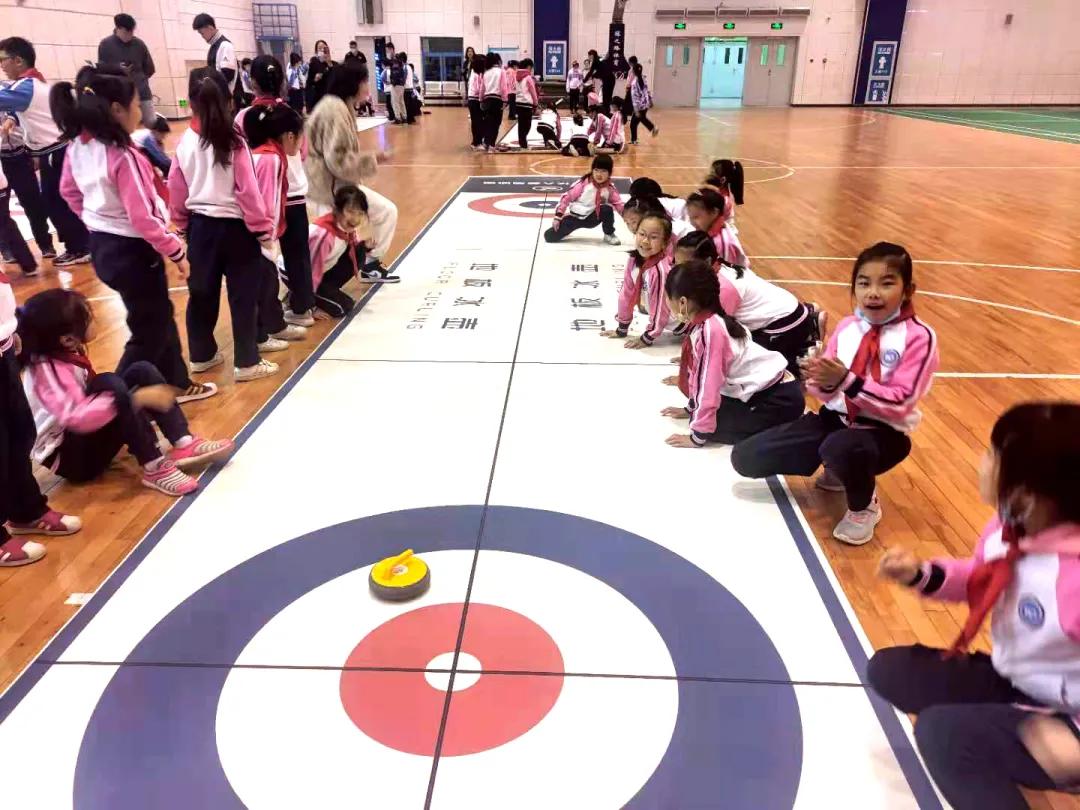 陆地冰壶进校园海淀区上地实验小学分校开展校园冰雪体育节