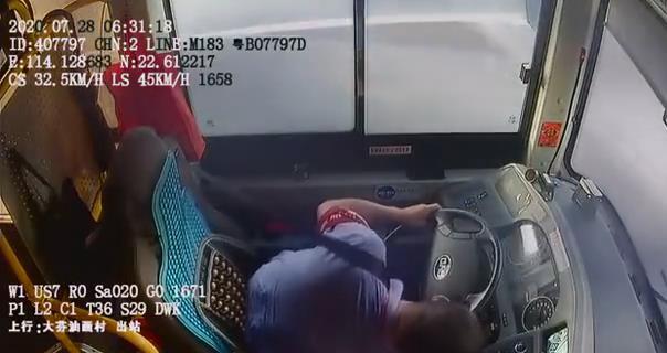 突发深圳一公交车司机开车时弯腰捡东西结果直接撞死一名行人