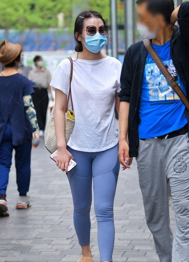 白衬衫配蓝九分裤显得轻松自如潇洒自在