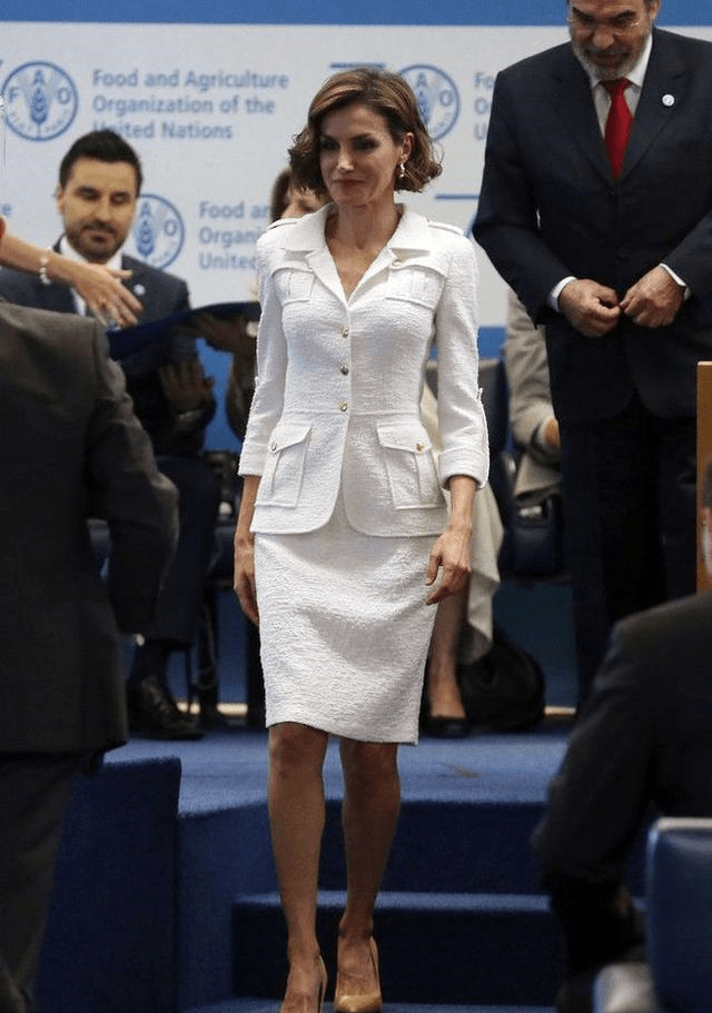 莱蒂齐亚穿白色修身裙时尚高贵,身段太苗条,变得好年轻