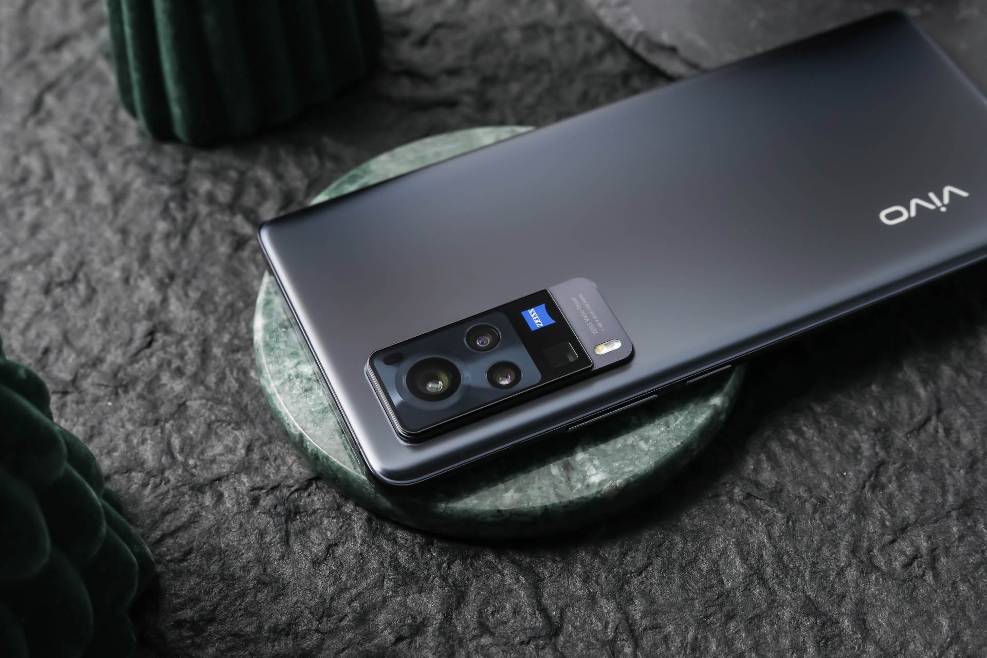 颜值与实力并存追求轻盈手感别错过vivox60pro