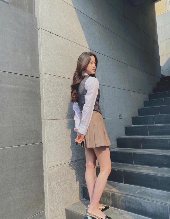 欧阳娜娜才是校园女神衬衣短裙秀美腿名媛气质惹人慕