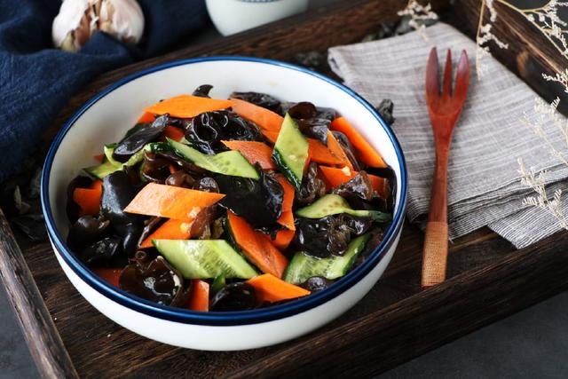 黑木耳凉拌黄瓜胡萝卜