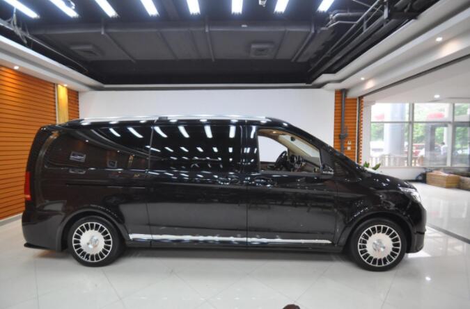 宝骏730年检遭强行喷字,车主反问:旁边的奔驰为啥不用喷字?