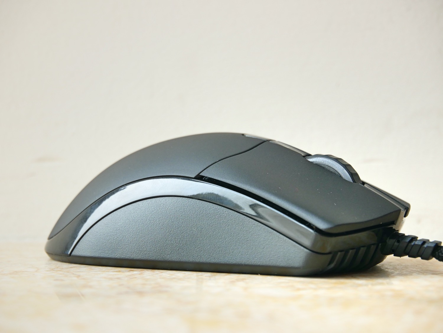 舒适手感加上强悍性能又是谁海盗船sabrergbpro鼠标