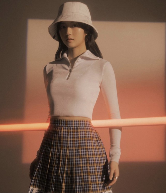 顶楼主演售后露娜恩星雪雅罕见同框三人穿制服短裙太韩系