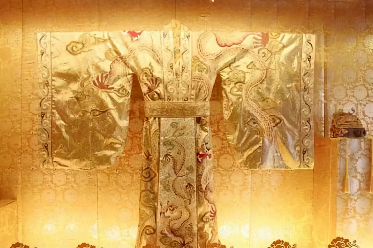 为何秦始皇穿黑龙袍,其他皇帝大多穿黄龙袍?专家:他们不敢穿