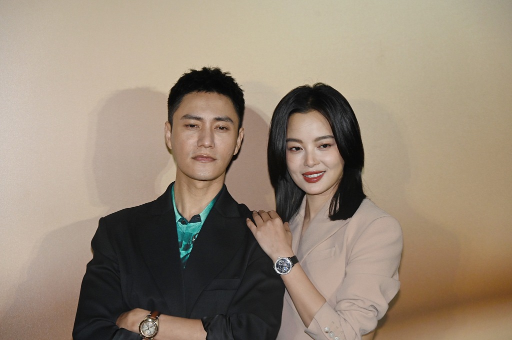 辛芷蕾陈坤同框说悄悄话,男帅女美画面养眼