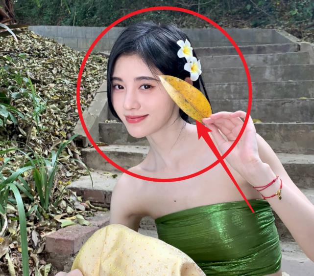 先从鞠婧祎的造型上看,这次鞠婧祎穿傣族服装真的很漂亮,而且这件衣服