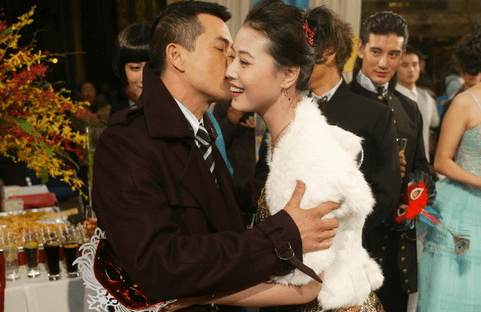 64岁吕良伟,竹船上与小娇妻秀恩爱,三段婚姻,64岁仍然像小伙子_周海媚