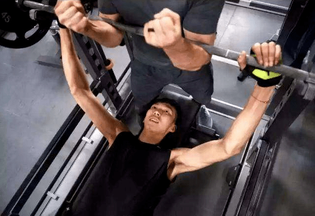 周琦卧推,易建联卧推,姚明卧推,没有对比就没有尴尬!