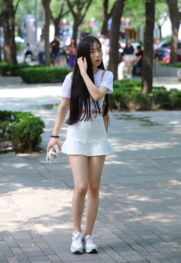 一样是短裙搭配t恤,选定减龄性格的样式,让造型放松锋芒毕露_女生