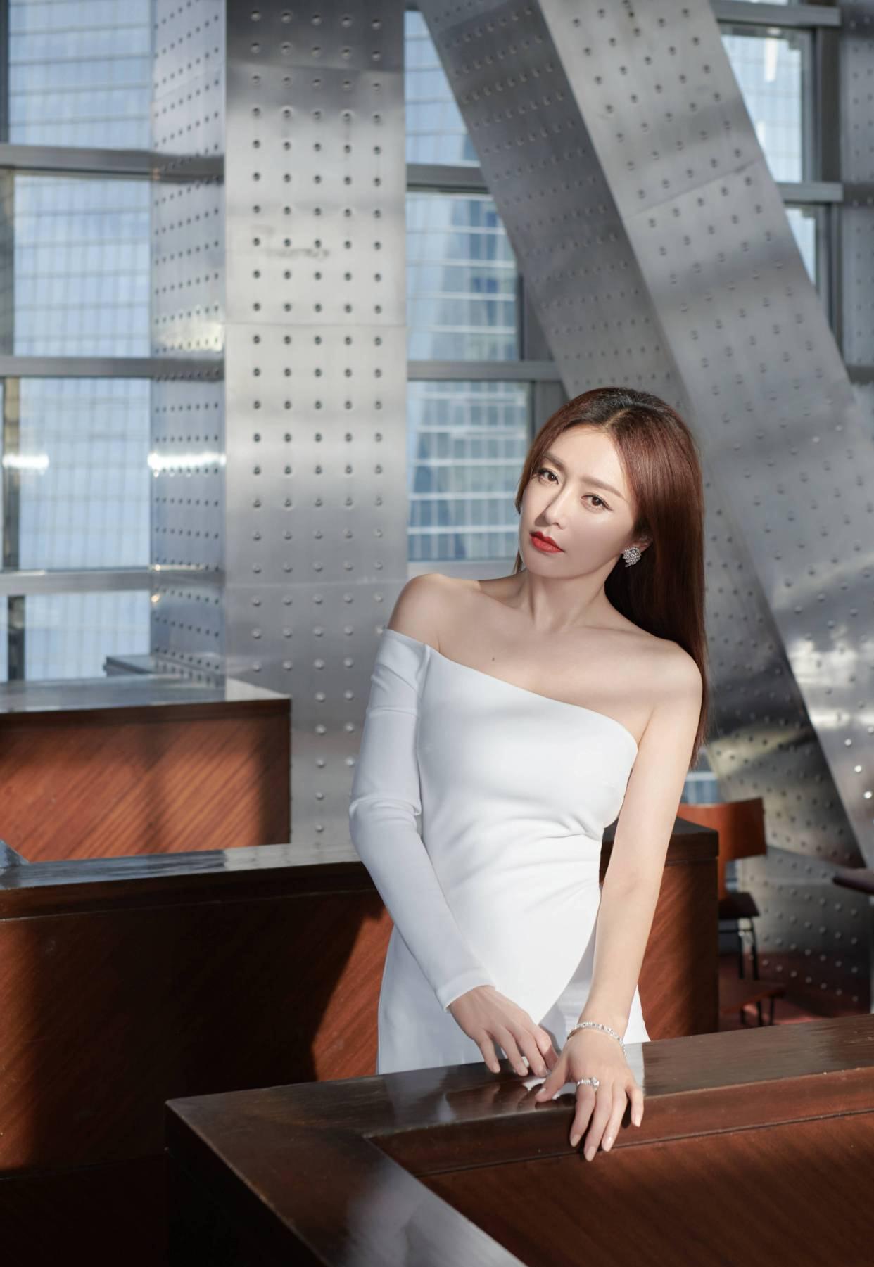 这才是逆龄女神穿斜肩晚礼服装小仙女感完全不像41岁