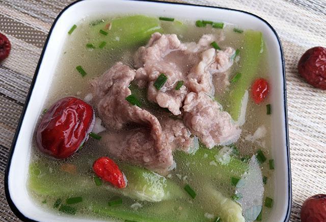 这道丝瓜瘦肉汤中,里面瘦肉的做法比较特别,它不是大家以为的,直接将