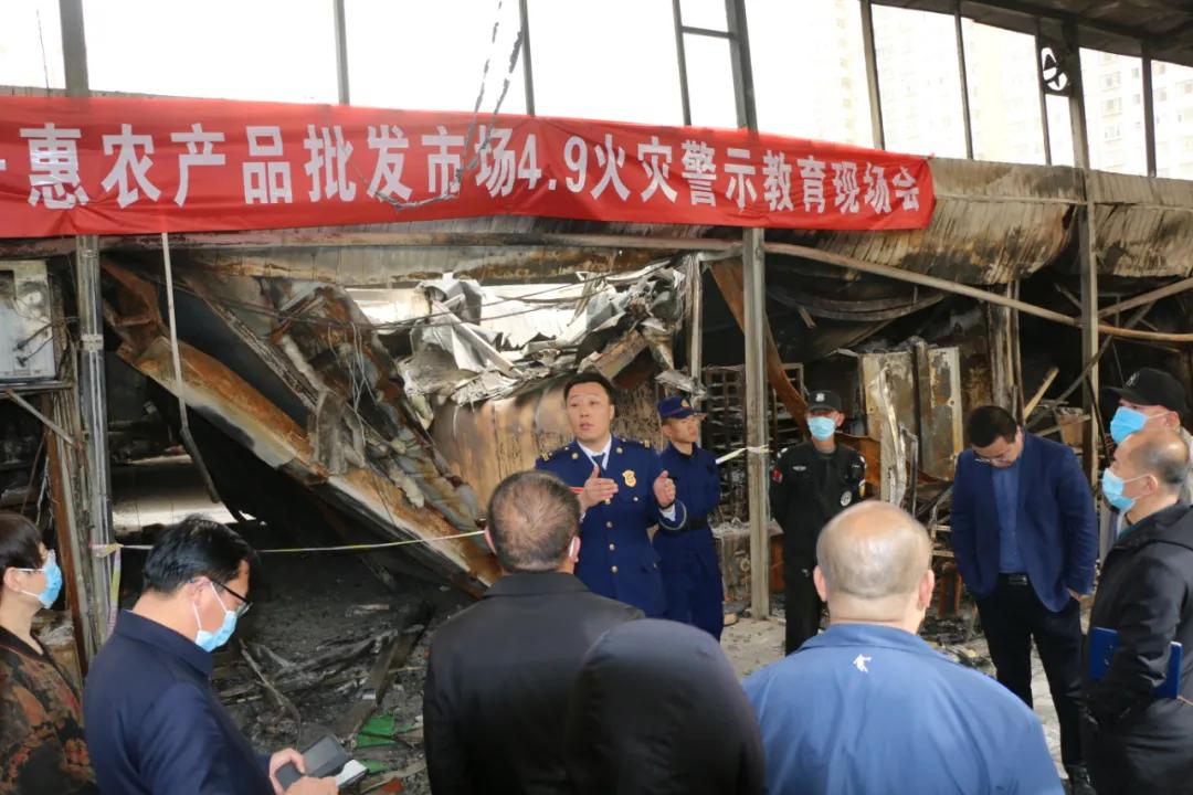 用心良苦火灾现场开警示教育会