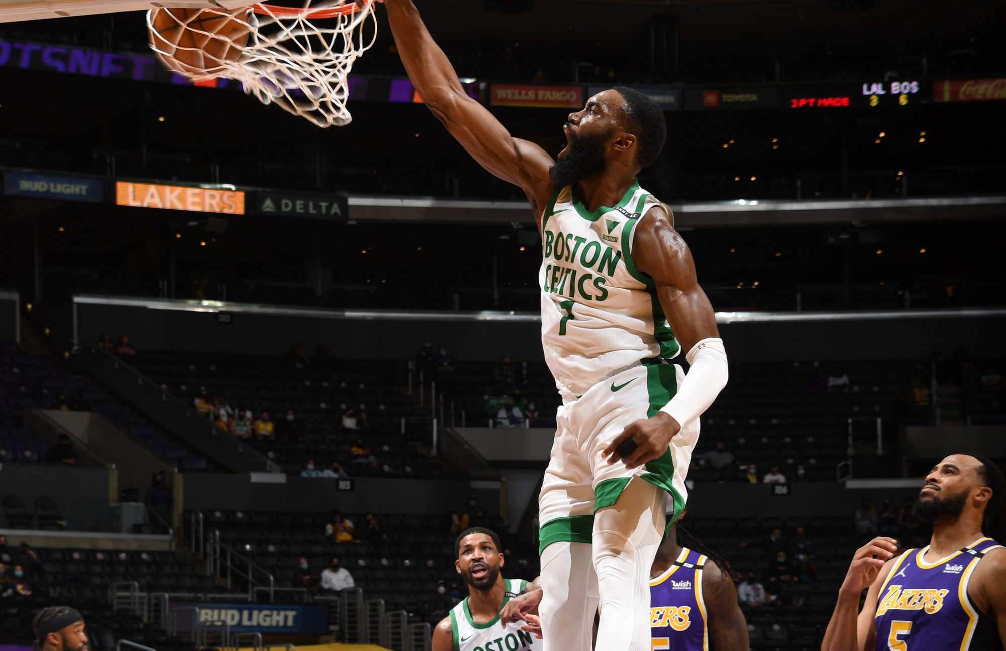 20次出手砍40 ,布朗一次出手得两分,塔图姆一次出手仅一分