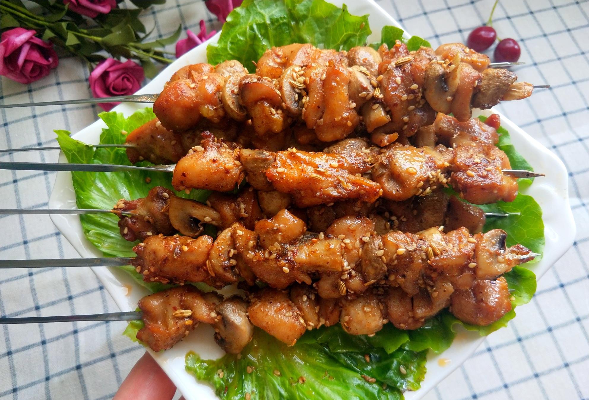 鸡腿肉和口蘑完美搭配,烤一烤,鲜嫩入味,孩子可喜欢了!_烧烤