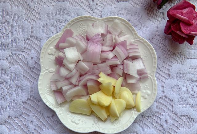 洋葱和什么搭配做美食好吃 e5c541761f7c493a9421a0085e32e90e.jpeg
