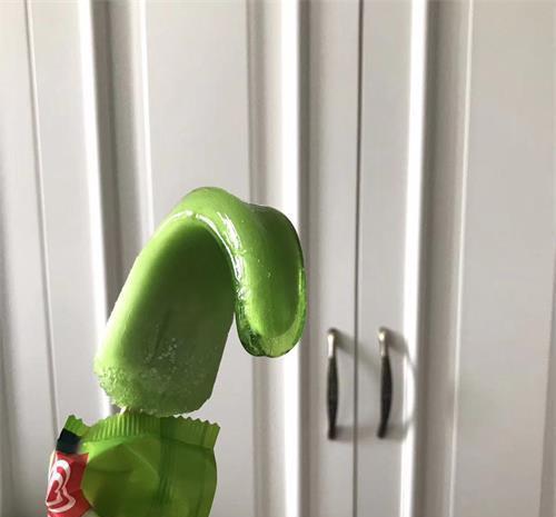 绿舌头冰棍:具体叫什么名字我是真的忘了,但是我们就一直叫它菠萝冰棍