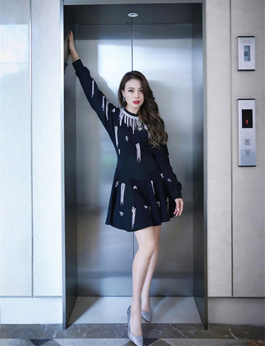 原创容祖儿在电梯口秀美照黑色连衣裙好显白钻石点缀贵气典雅
