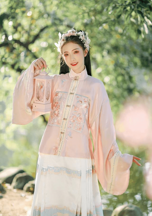 少女感十足的四套汉服兼顾温柔与活泼让你重回十八岁