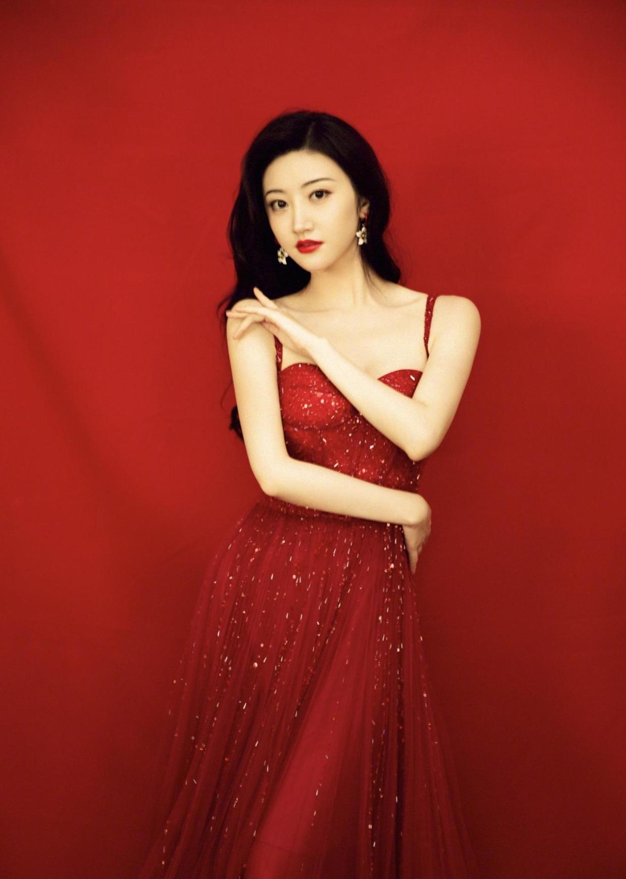 原创景甜把饱满身材藏起来了身穿一袭黄色抹胸裹身裙亮相高级优雅