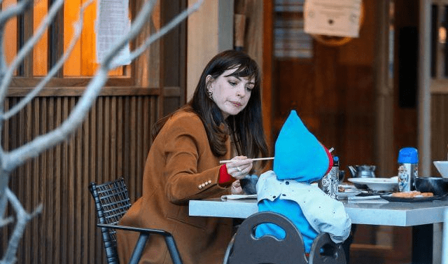 安妮海瑟薇穿驼色大衣抱娃儿子超级可爱画风太温馨