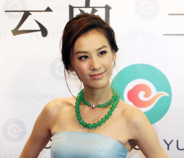 八零后女星黄圣依戴绝世翡翠珠链出席某活动成焦点