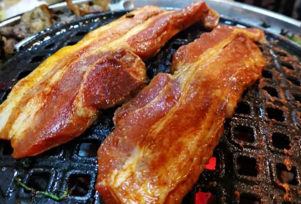 哈尔滨路边小店真火,从齐市运肉大口吃满嘴香,老板娘也太漂亮了_烤肉