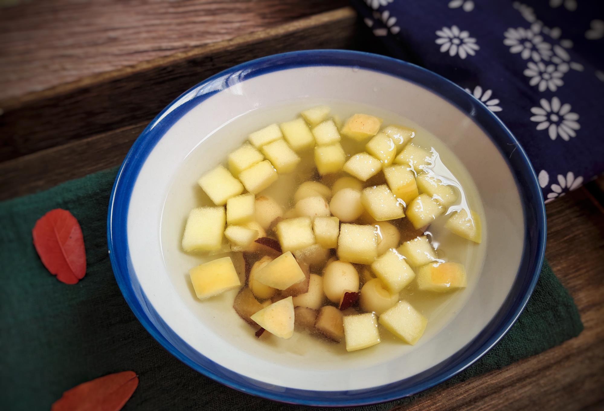 7,苹果放进去,基本就可以关火了,喜欢吃甜食的放适量冰糖,利用汤水的