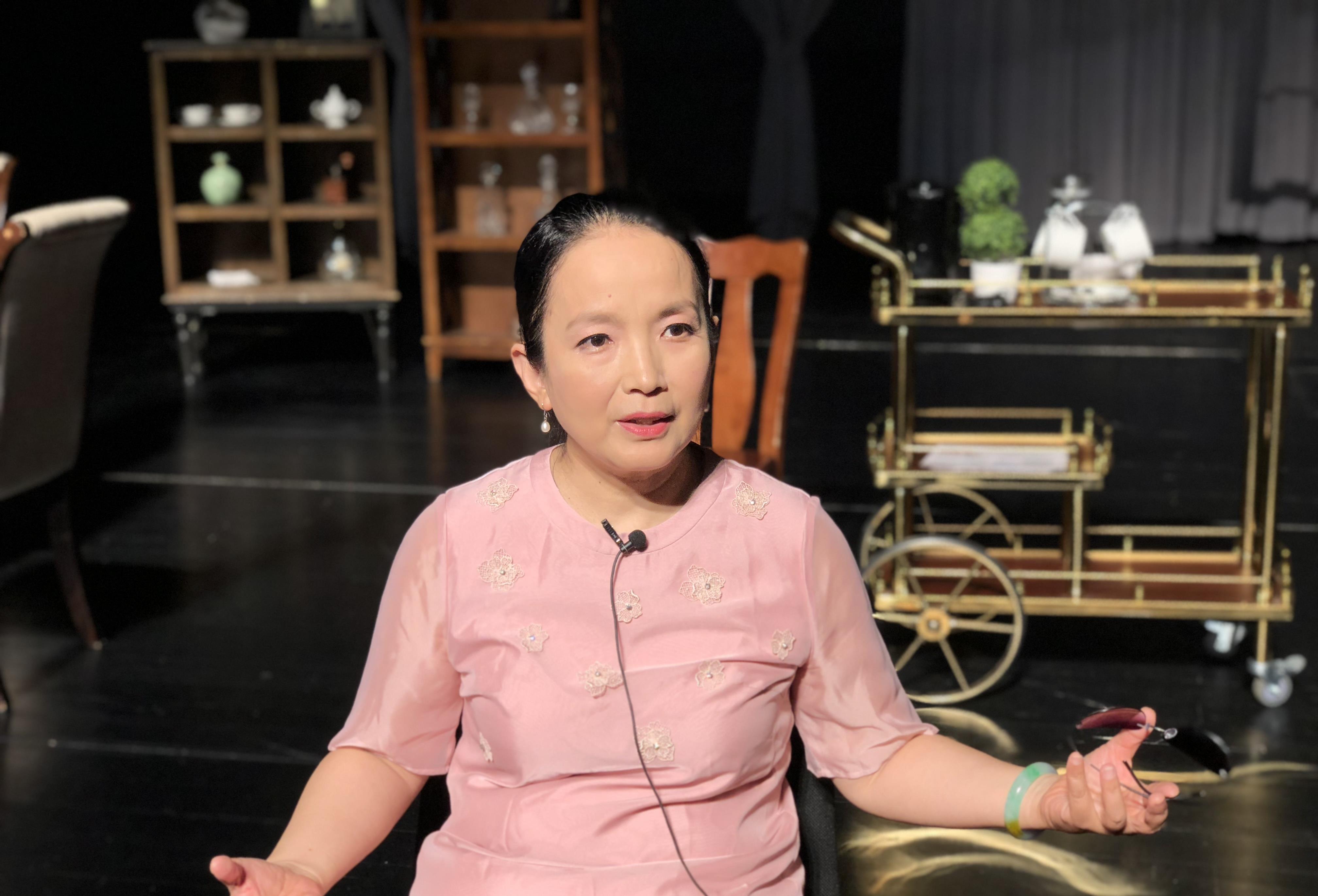 吕丽萍庆生照曝光豪宅独栋别墅还自带游泳池红木沙发尽显奢华